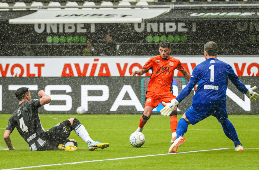 亚博入口 -包含赛前荷甲传出新动向，巴黎圣日耳曼扳平良机，管理层表态——更衣室稳定，医务组通报恢复的词条