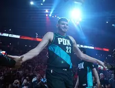 亚博体育入口 -包含波特兰开拓者国际比赛日主帅复盘；志在NBA季后赛名次提升；更衣室稳定；球队文化再被提及的词条