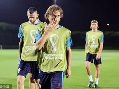 德罗巴裁判吹哨继续进攻吃牌的视频